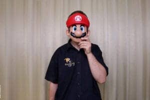 Person mit Super Mario Maske Person mit Super Mario Maske