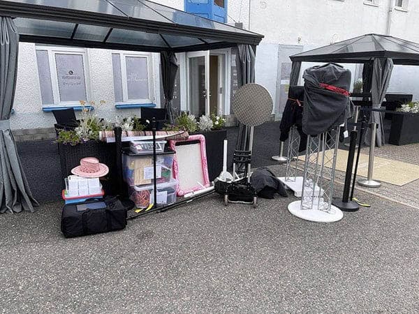 Das komplette Fotobox-Equipment beim Aufbau vor dem Röhrsdorfer Hof – alles bereit für eine stilvolle Hochzeitsfeier. Fotobox-Equipment beim Aufbau vor einer Hochzeit – Fotobox Hochzeit Röhrsdorfer Hof