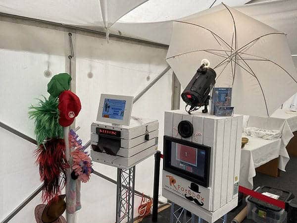 Fotobox Hochzeit Schmiedelandhaus Greifendorf mit Drucker, Requisiten und Studioblitz im Zelt.