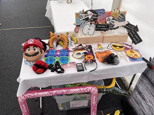 Requisitentisch für Fotobox bei der Hochzeit im Schmiedelandhaus Greifendorf mit Mario-Mütze und Schildern.
