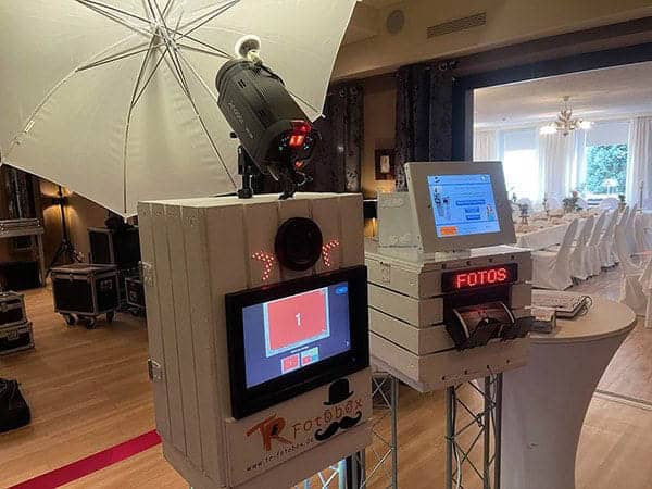 Fotobox Hochzeit Röhrsdorfer Hof – System mit Drucker im eleganten Aufbau Fotobox mit integriertem Drucker und Studioblitz bei einer stilvollen Hochzeit – Fotobox Hochzeit Röhrsdorfer Hof