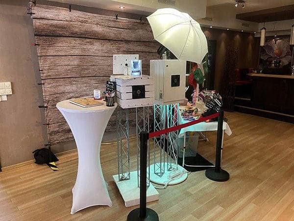 Fotobox Hochzeit Röhrsdorfer Hof – Komplettes Setup mit Hintergrund & Accessoires Komplettes Fotobox-Setup mit Hintergrund und Requisiten – Fotobox Hochzeit Röhrsdorfer Hof