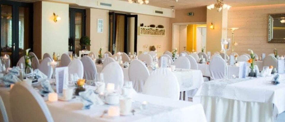 Fotobox-Equipment beim Aufbau vor einer Hochzeit – Fotobox Hochzeit Röhrsdorfer Hof