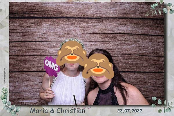 Mit dem beliebten „OMG“-Schild und einem Drink in der Hand zeigen diese beiden Gäste, wie viel Spaß die Fotobox bei der Hochzeit im Röhrsdorfer Hof gemacht hat. Ein echtes Highlight, das für tolle Erinnerungen sorgt – festgehalten im stilvollen Rahmen mit Namen und Datum. Gäste posieren in der Fotobox mit Spaß-Accessoires – Fotobox Hochzeit Röhrsdorfer Hof