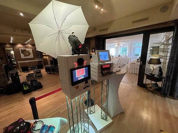 Fotobox Hochzeit Röhrsdorfer Hof – System mit Drucker im eleganten Aufbau Fotobox mit integriertem Drucker und Studioblitz bei einer stilvollen Hochzeit – Fotobox Hochzeit Röhrsdorfer Hof