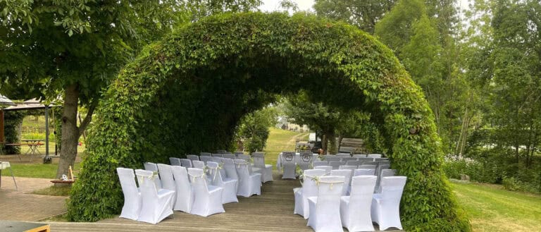 Grüne Traukulisse im Schmiedelandhaus Greifendorf für eine romantische Hochzeit mit Fotobox.