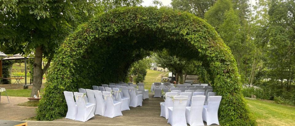 Grüne Traukulisse im Schmiedelandhaus Greifendorf für eine romantische Hochzeit mit Fotobox.