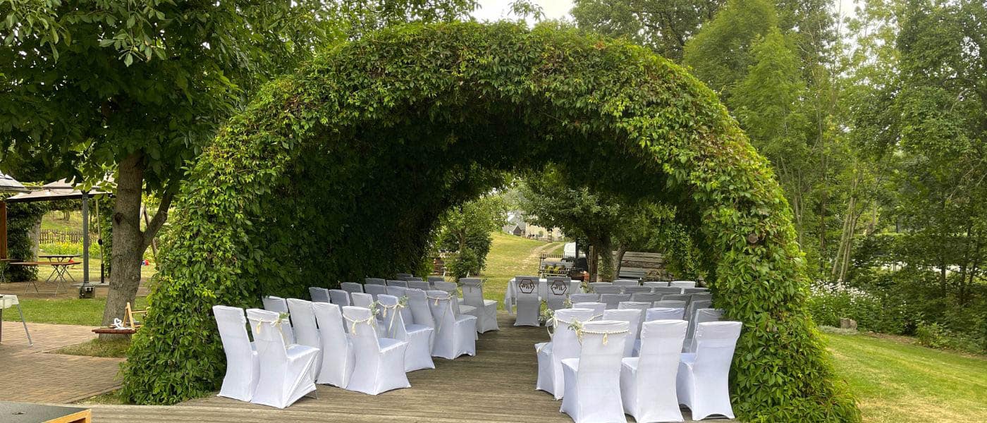 Grüne Traukulisse im Schmiedelandhaus Greifendorf für eine romantische Hochzeit mit Fotobox.