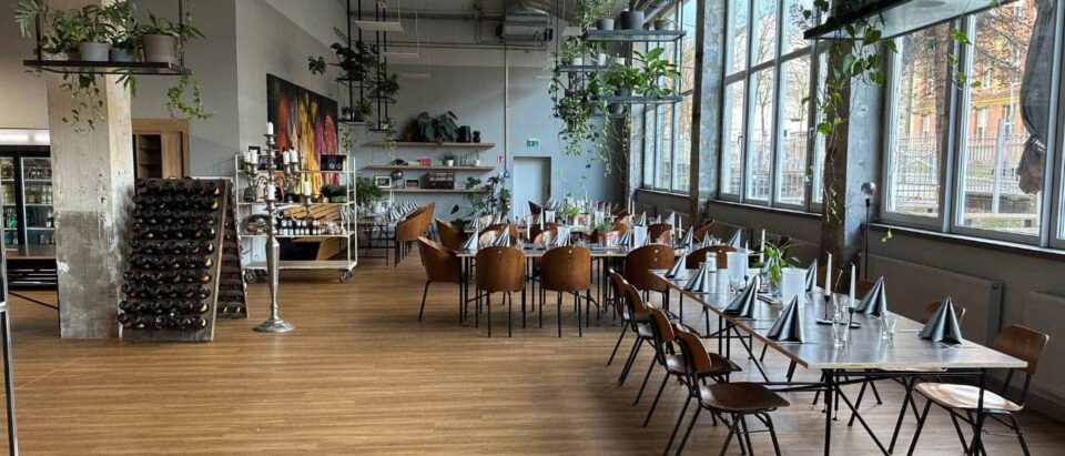 Stilvoll gedeckter Raum im Nomad zum Geburtstag feiern in Chemnitz