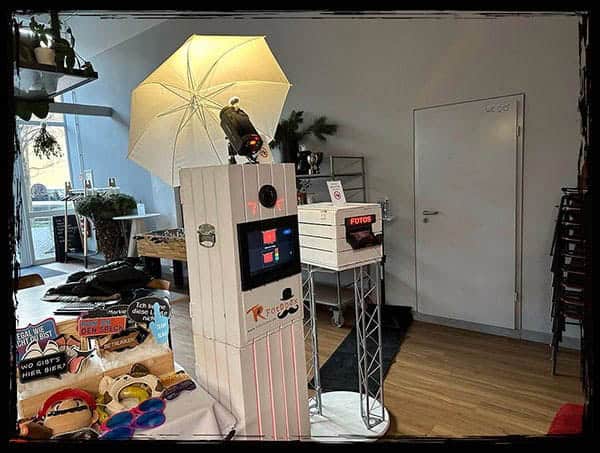 Professionelle Fotobox mit Requisiten beim Geburtstag feiern im Chemnitz Nomad