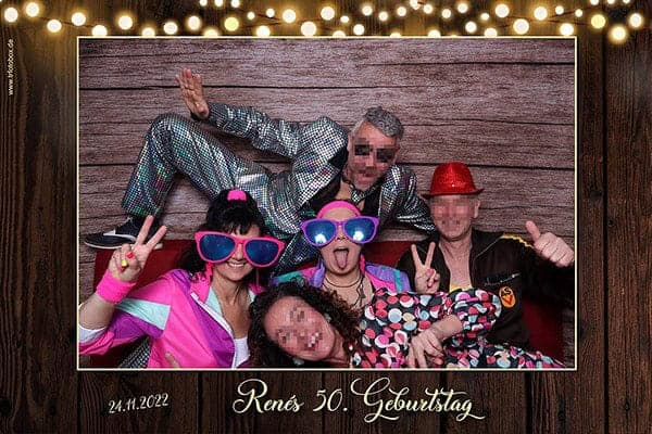 Gruppe feiert Renés 50. Geburtstag im Retro-Outfit mit Accessoires in der Fotobox – Geburtstag feiern Chemnitz Nomad