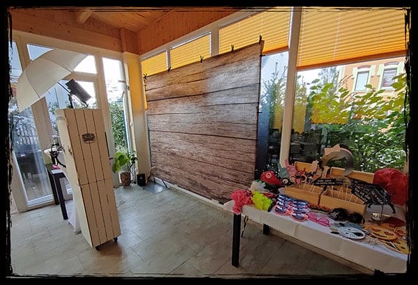 Fotobox mit braunem Hintergrund und Requisitentisch Fotobox mit braunem Hintergrund und Requisitentisch