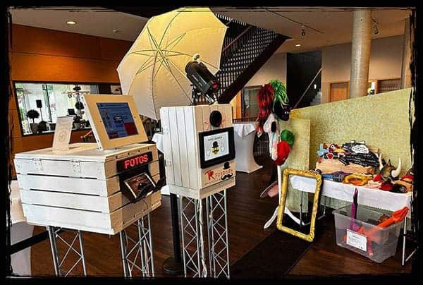 Fotobox für Geburtstagsfeier im Hotel Schloss Lichtenwalde – Spaß mit Requisiten Fotobox für Feier im Hotel Schloss Lichtenwalde mit Requisiten-Tisch und Hintergrundwand