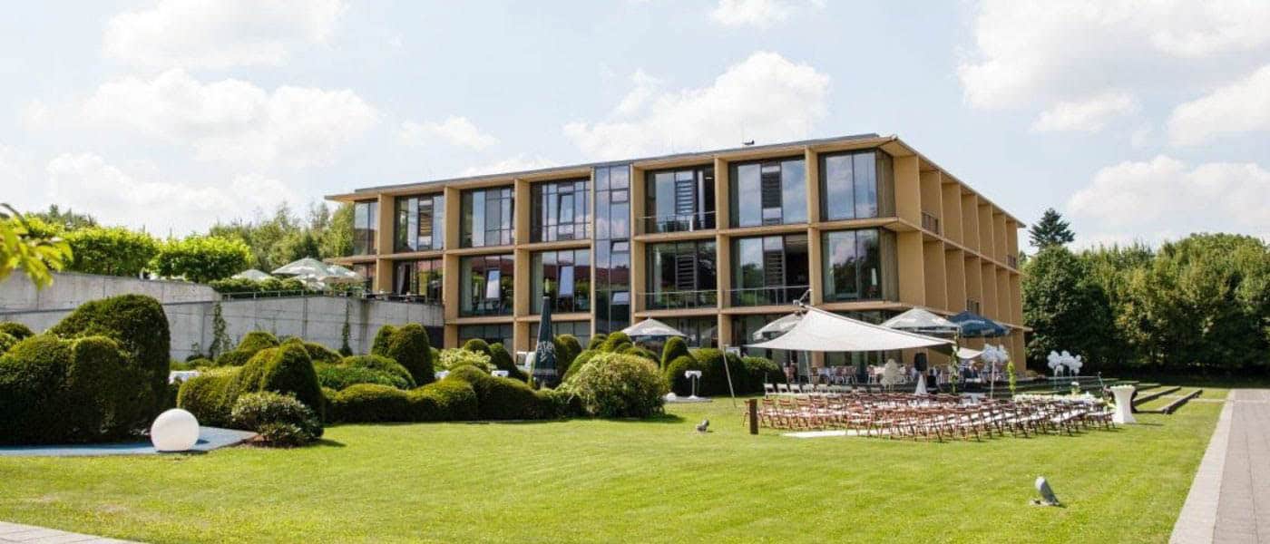 Außenansicht vom Hotel am Schloss Lichtenwalde mit vorbereiteter Feier auf der Wiese