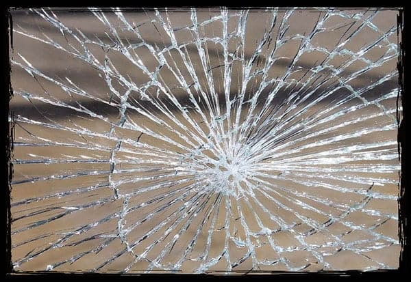 Glasschäden durch Versand – ein klarer Nachteil bei Versandfotoboxen Glasschaden als Beispiel für Transportrisiken und die Nachteile einer Versandfotobox