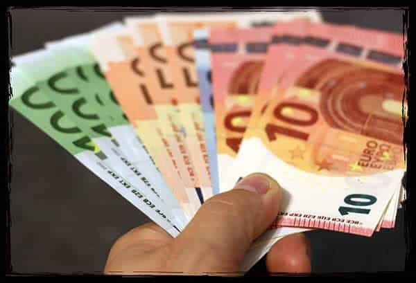 Was kostet eine Fotobox? So behältst Du den Überblick Hand hält gefächerte Euro-Geldscheine – Symbol für Preise und Budgetplanung.