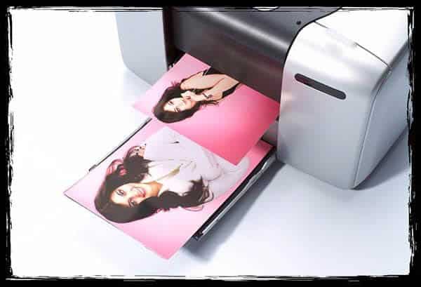 Sofortdruck in Top-Qualität – direkt aus der Fotobox Ein moderner Fotodrucker druckt zwei Fotos mit pinkem Hintergrund aus.