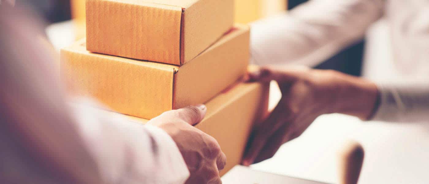 Übergabe von Versandkartons – Symbolbild für die Nachteile einer Versandfotobox bei Events