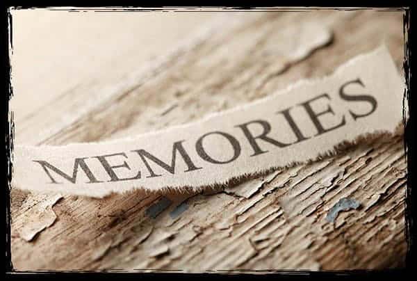 Vorteile Fotobox: Erinnerungen kreativ und dauerhaft sichern Aufgerissenes Papier mit Schriftzug "Memories" – Vorteile Fotobox für bleibende Erinnerungen