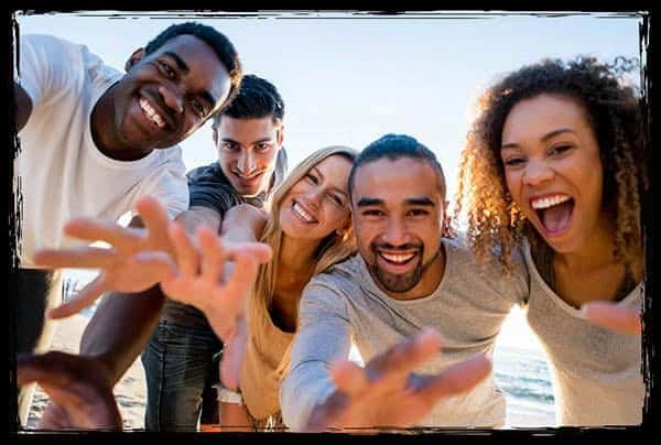 Vorteile Fotobox: Gemeinsame Erinnerungen spielend leicht festhalten Freunde lachen gemeinsam am Strand – Vorteile Fotobox für unvergessliche Gruppenmomente