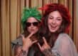 Zwei Frauen mit bunten Perücken und Tattoos posieren ausgelassen – Vorteile Fotobox bei Events kreativ genutzt