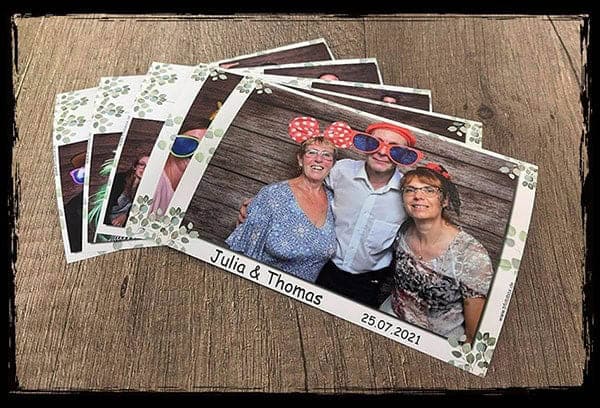 Fotobox Hochzeit Sachsen – Sofortausdrucke als unvergessliche Erinnerungen Fotobox-Ausdrucke von einer Hochzeit in Sachsen – persönliche Erinnerungen für das Brautpaar und die Gäste.