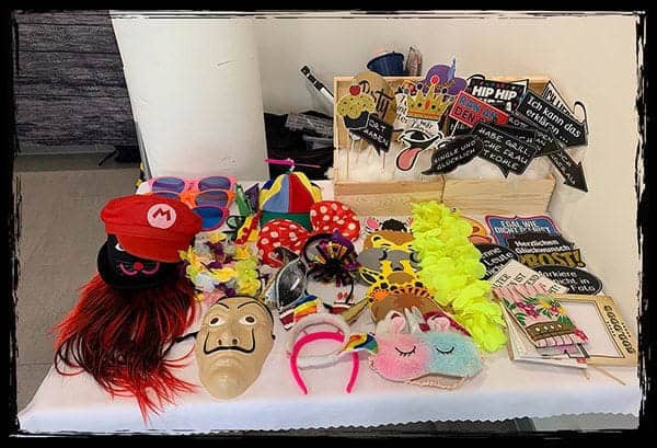 Bunte Fotobox-Requisiten für Hochzeiten in Sachsen – Spaßige Accessoires für unvergessliche Bilder.