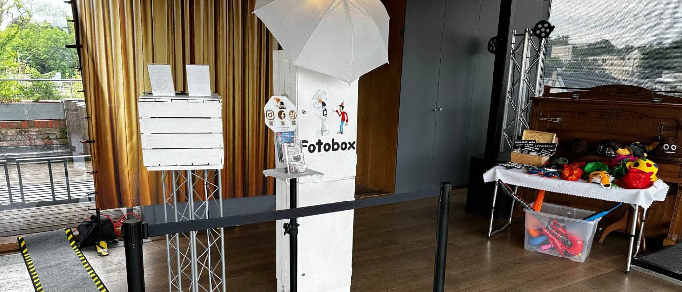 Fotobox Hochzeit Sachsen – Perfekte Unterhaltung für deine Feier Moderne Fotobox für Hochzeiten in Sachsen mit stilvollem Aufbau und Accessoires für unvergessliche Erinnerungen.