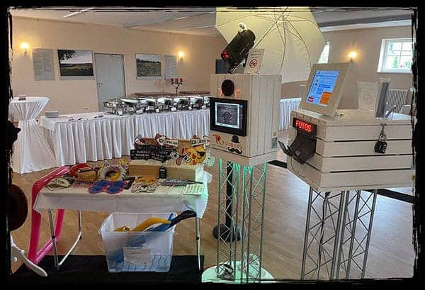 Professionelles Fotobox-Setup auf einer Hochzeit in Sachsen mit Requisiten und Sofortdruck-Funktion.