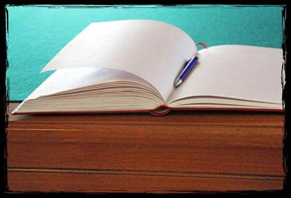 Offenes Hochzeitsgästebuch mit Stift – eine schöne Erinnerung für das Brautpaar in Sachsen.