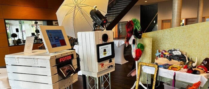 Fotobox-Setup mit Requisiten für ein Event – Perfekt für unvergessliche Erinnerungen. Jetzt Fotobox mieten in Chemnitz!