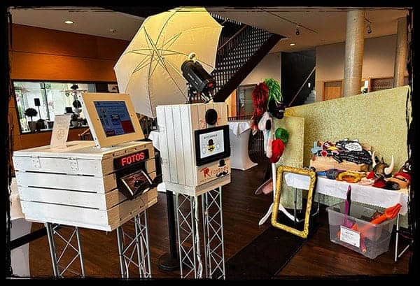 Fotobox-Set mit Requisiten – Perfekt für einzigartige Eventbilder Komplettes Fotobox-Setup mit Requisiten und Sofortdrucker für Events.