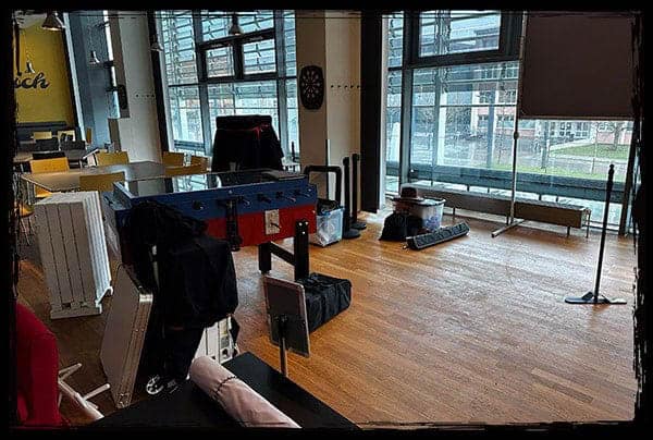 Vorbereitung des Fotobox-Aufbaus für das Jubiläum an der TU Chemnitz mit Equipment und Requisiten.
