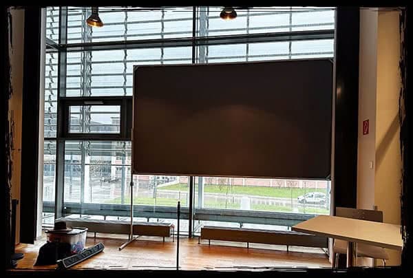 Aufbauort der Fotobox mit moderner Glasfassade im Hintergrund.