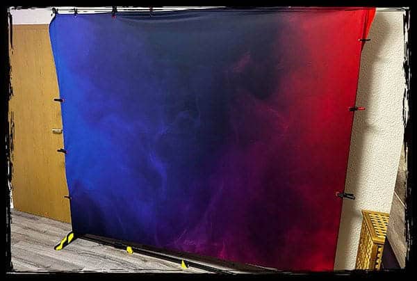 Farbintensiver Hintergrund für das Jubiläum in Blau-Rot-Verlauf.