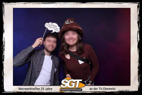 Gäste posieren mit Accessoires in der Fotobox beim Jubiläum der TU Chemnitz.