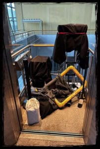 Transport der Fotobox im Fahrstuhl für das Jubiläum an der TU Chemnitz.