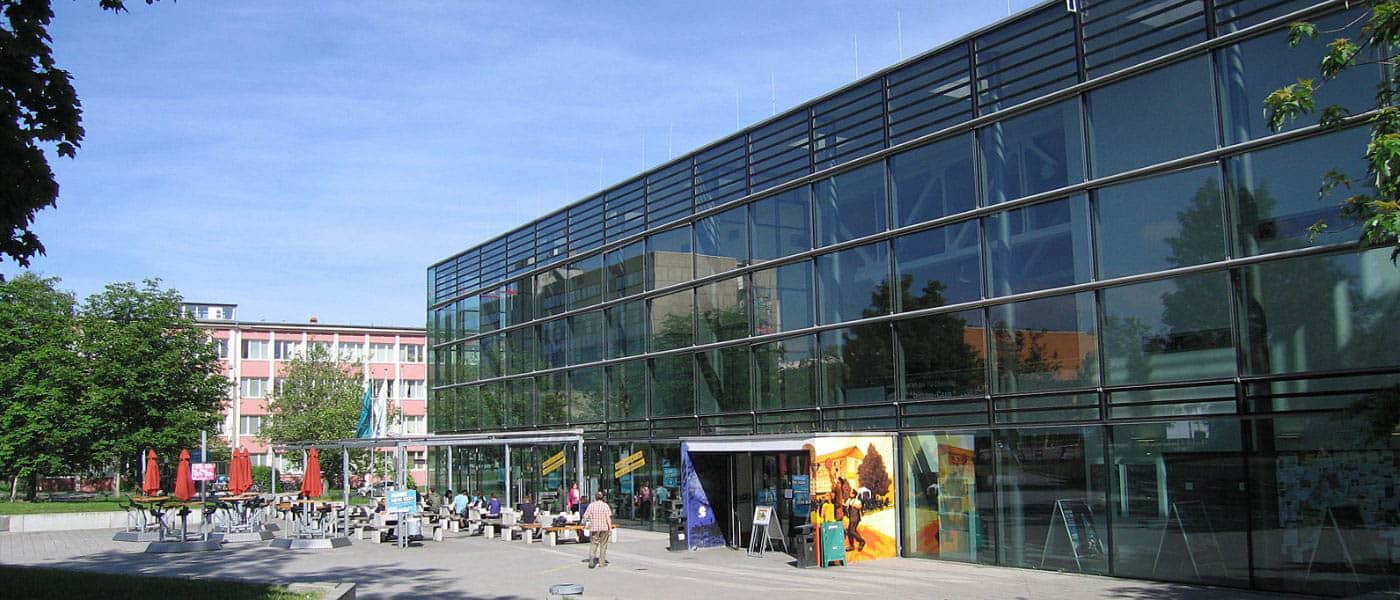 Jubiläumsveranstaltung der TU Chemnitz – Standort der Fotobox Veranstaltungsort der Jubiläumsfeier der TU Chemnitz mit moderner Glasfassade und Außenbereich.