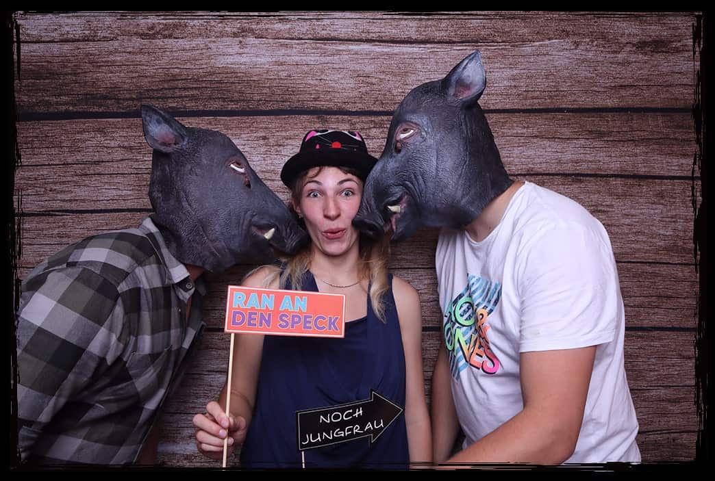 3 Personen mit Pferdemasken