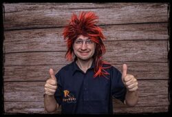 Person mit Perücke