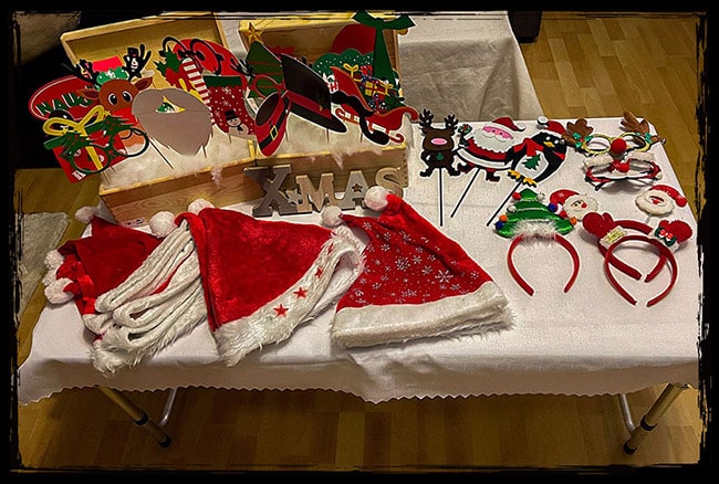 Tisch mit verschiedenen weihnachtlichen Dingen (Mützen, Schilder, Harreife,...)