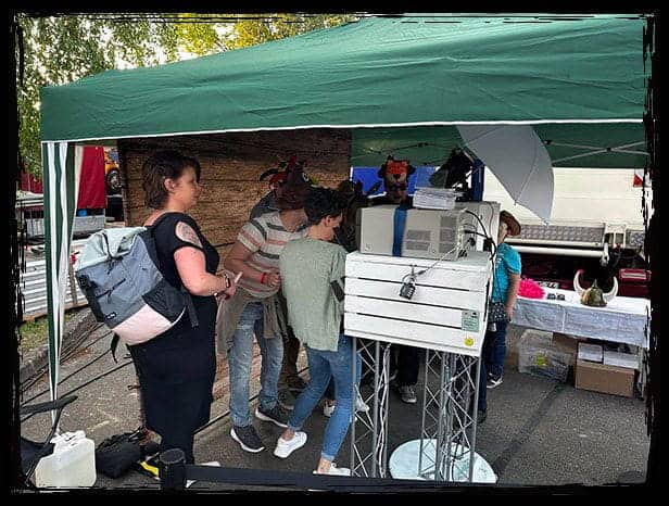 Betrieb an der TR Fotobox beim Fest der Schalmeienzunft Hartmannsdorf Gäste nutzen die TR Fotobox auf dem Fest der Schalmeienzunft Hartmannsdorf und warten auf ihre Ausdrucke.