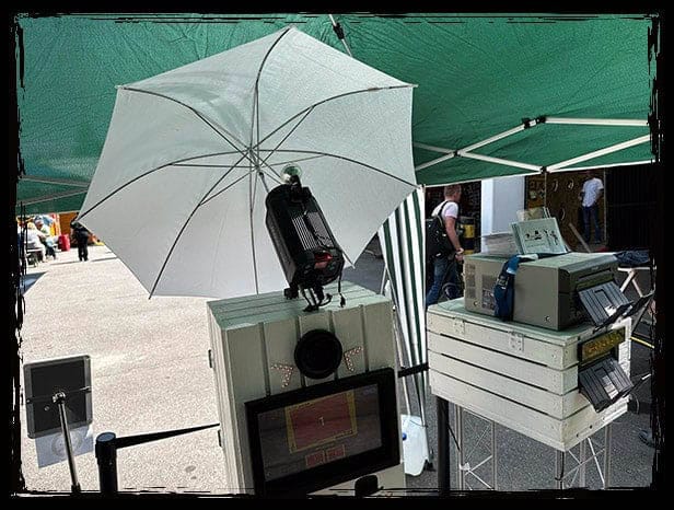 TR Fotobox und Druckersystem auf dem Jubiläumsfest in Hartmannsdorf Die TR Fotobox mit professioneller Kamera, Beleuchtung und zwei Hochleistungsdruckern auf dem Jubiläumsfest der Schalmeienzunft Hartmannsdorf.