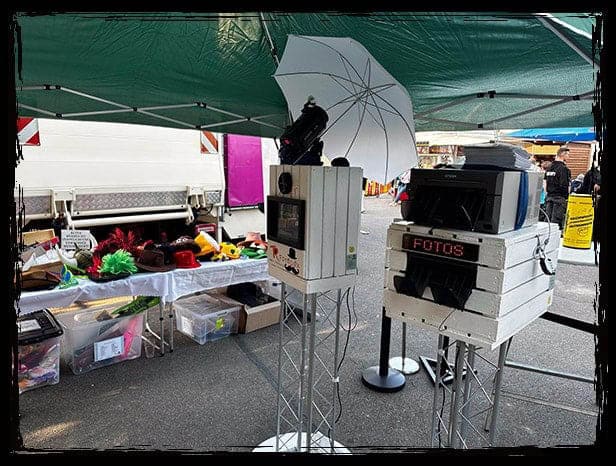 TR Fotobox mit Doppel-Drucksystem auf dem Jubiläumsfest in Hartmannsdorf Die TR Fotobox mit zwei Druckern und zahlreichen Requisiten auf dem Jubiläumsfest der Schalmeienzunft Hartmannsdorf.