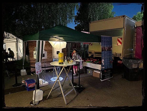 TR Fotobox bei Nacht – Ein Highlight auf dem Jubiläumsfest in Hartmannsdorf Die TR Fotobox bei Nacht auf dem Jubiläumsfest der Schalmeienzunft Hartmannsdorf, stimmungsvoll beleuchtet und einsatzbereit.