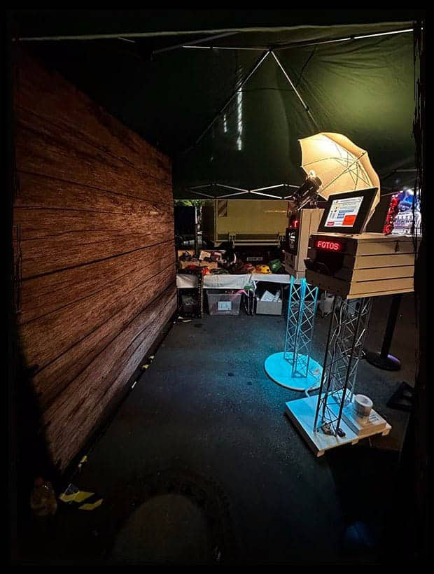 TR Fotobox bei Nacht – Seitliche Ansicht des Fotobereichs Die TR Fotobox bei Nacht mit stimmungsvoller Beleuchtung auf dem Jubiläumsfest der Schalmeienzunft Hartmannsdorf.