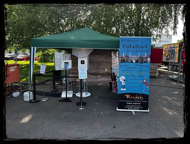 TR Fotobox-Stand auf dem Jubiläumsfest in Hartmannsdorf Der TR Fotobox-Stand auf dem Jubiläumsfest der Schalmeienzunft Hartmannsdorf mit Pavillon und Werbebanner.