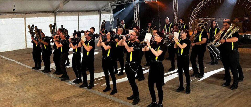 Die Schalmeienzunft Hartmannsdorf in Aktion während ihres Auftritts auf dem Jubiläumsfest.