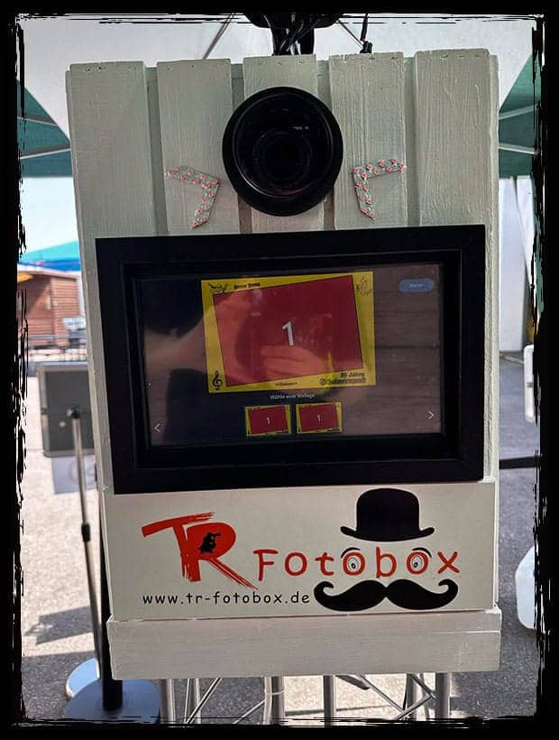 TR Fotobox mit personalisiertem Jubiläums-Layout in Hartmannsdorf Die TR Fotobox mit Touchscreen und personalisiertem Layout für das 50-jährige Jubiläum der Schalmeienzunft.