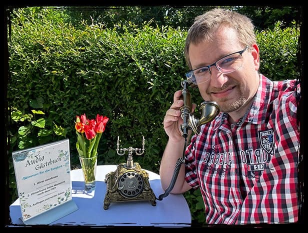 Person mit einem Audio Gästebuch Person mit einem Audio Gästebuch